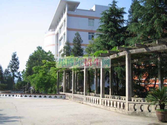 畢節地區財貿學校學費