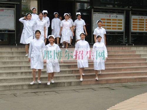 初中畢業能考助產護理嗎