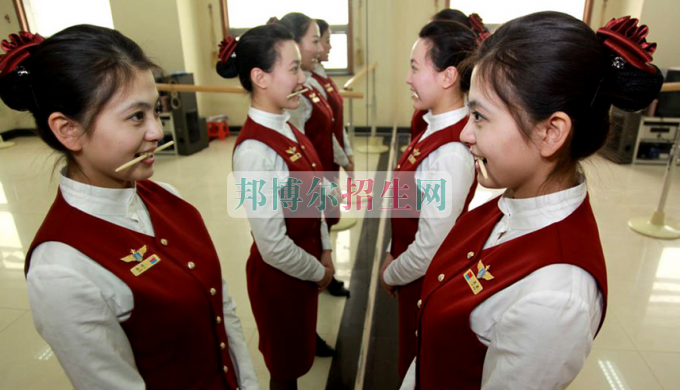 成都內(nèi)理科一專空中乘務(wù)大專學(xué)校