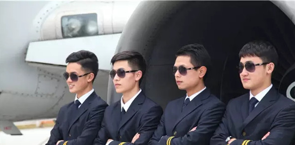 十名就業到春秋航空的成都航空旅游職業學校學子回母校進行新乘培訓