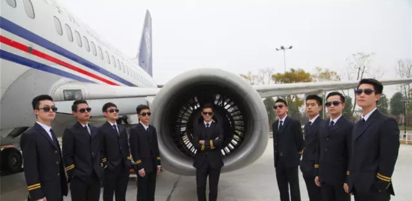 十名就業到春秋航空的成都航空旅游職業學校學子回母校進行新乘培訓