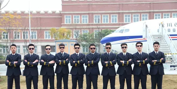 十名就業到春秋航空的成都航空旅游職業學校學子回母校進行新乘培訓