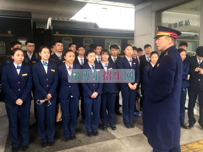 成都機電工程學校組織2014級運輸管理專業同學參加2017年春運實習
