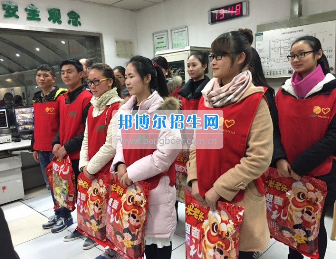 重慶公共運輸職業學院領導帶隊慰問軌道志愿者