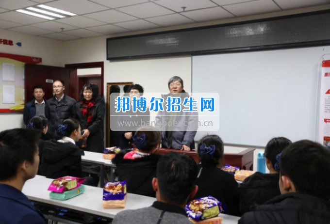 領導親切慰問重慶公共運輸職業學院2017年成都鐵路局重慶客運段春運志愿者