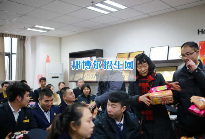 重慶公共運輸職業學院領導親切慰問我院2017年成都鐵路局重慶客運段春運志愿者