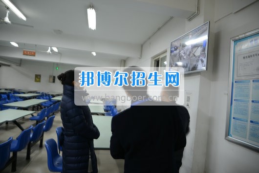 青羊區教育局機關黨委書記劉立頻赴成都市青蘇職業中專學校視察開學準備工作