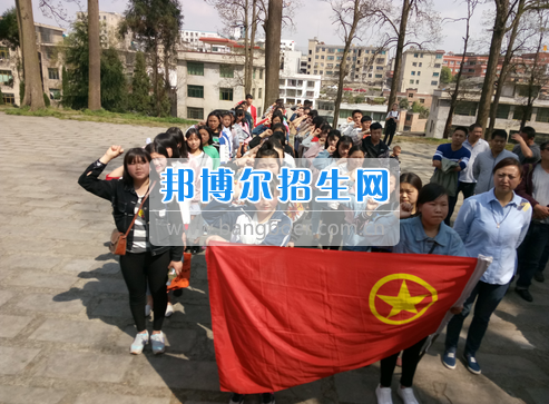 2017年貴州省林業學校開展祭掃革命烈士陵墓愛國主義教育活動