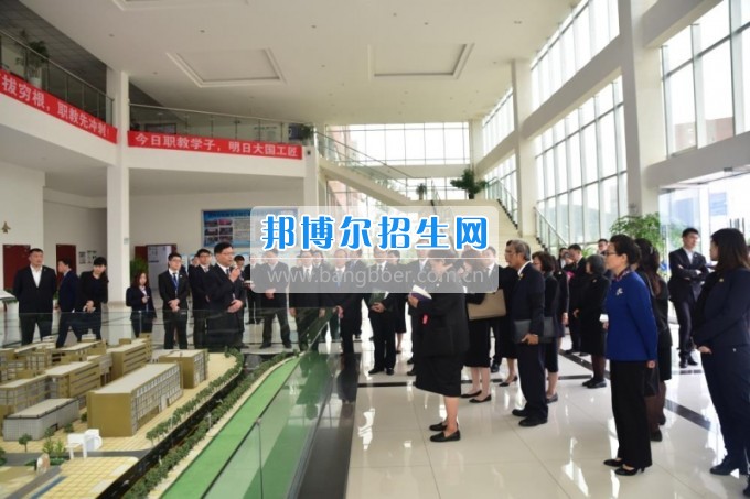 泰國詩琳通公主攜高訪團蒞臨貴州省機械工業學校參觀訪問