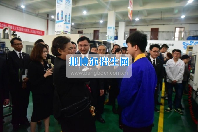 泰國詩琳通公主攜高訪團蒞臨貴州省機械工業學校參觀訪問