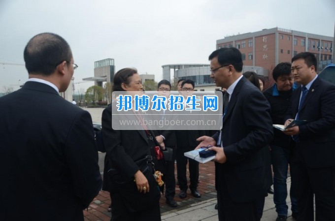 泰國詩琳通公主攜高訪團蒞臨貴州省機械工業學校參觀訪問