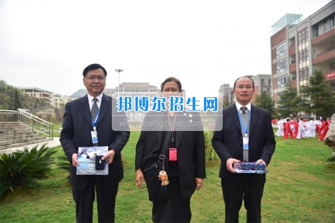 泰國詩琳通公主攜高訪團蒞臨貴州省機械工業學校參觀訪問