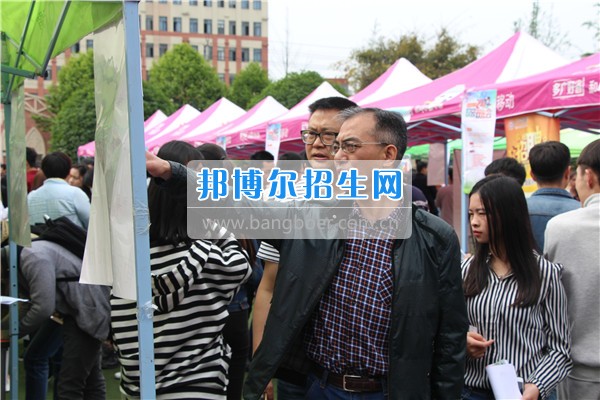 成都希望航空職業(yè)學(xué)校成功舉辦2017春季大型人才雙選會(huì)