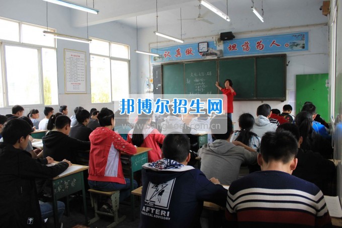 南充市教科所到南部縣職業技術學校調研義務教育教學情況