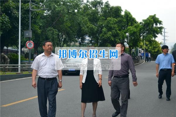 視察學(xué)情 指導(dǎo)發(fā)展 ——副市長(zhǎng)馬曉鳳來攀枝花市建筑工程學(xué)校視察工作