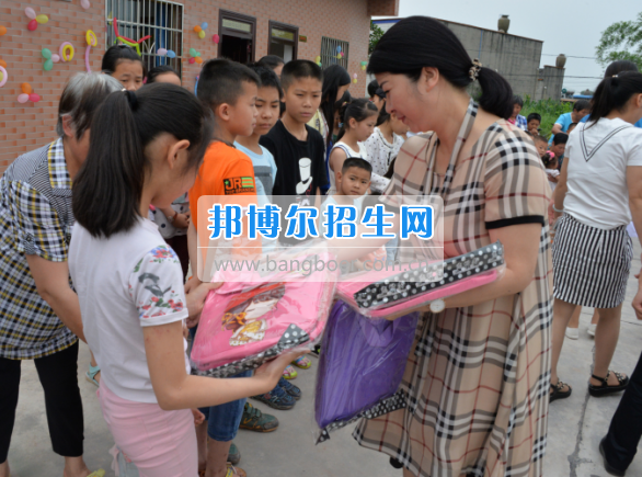 川南幼兒師范高等?？茖W校在前進村留守兒童之家舉行慶“六一“活動