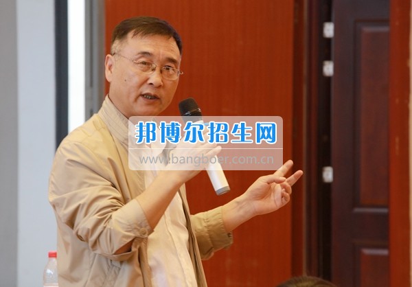 貴州商業高等專科學校舉行“協同創新 共謀發展——高校服務區域經濟發展論壇”