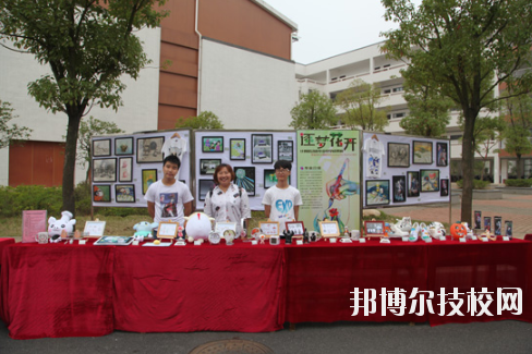 學(xué)校的選擇與報(bào)考是雙向的，不光學(xué)生會(huì)選擇一所優(yōu)秀的學(xué)校報(bào)考，學(xué)校也會(huì)選擇優(yōu)質(zhì)的學(xué)生進(jìn)行錄取，讓自己的辦學(xué)更上一層樓。因此在報(bào)考前，同學(xué)們很有必要去了解一下學(xué)校的招生要求以及報(bào)名條件。下面就和小編一起來看看井岡山應(yīng)用科技學(xué)校的招生要求吧。  井岡山應(yīng)用科技學(xué)校招生對象：應(yīng)屆初中畢業(yè)生。  井岡山應(yīng)用科技學(xué)校 1.中考準(zhǔn)考證:  2.戶口本前頁及學(xué)生個(gè)人戶口頁復(fù)印件:  3.初中畢業(yè)證復(fù)印件:  4.其它享受國家資助的證件。低保、殘疾等證件:  井岡山應(yīng)用科技學(xué)校簡介 江西省井岡山應(yīng)用科技學(xué)校前身為江西省吉安農(nóng)業(yè)學(xué)校，創(chuàng)辦于1951年10月，是一所全日制普通中等專業(yè)學(xué)校，隸屬于吉安市農(nóng)業(yè)局。2004年4月經(jīng)江西省人民政府批準(zhǔn)，更名為江西省井岡山應(yīng)用科技學(xué)校，2009年12月經(jīng)市教育局批準(zhǔn)，增掛吉安農(nóng)業(yè)學(xué)校校牌，實(shí)行兩塊牌子一套班子。學(xué)校位于吉安市旅游風(fēng)景區(qū)----青原山，校園占地面積180畝，建筑面積7萬余平方米，環(huán)境優(yōu)美，是一所花園式學(xué)校。現(xiàn)有教職工245人，其中專兼職教師236人，現(xiàn)有在校學(xué)生4078人。  小編總結(jié) 不知道小伙伴們滿足以上要求了嗎?對于想要報(bào)考井岡山應(yīng)用科技學(xué)校的同學(xué)來說，滿足招生要求只是報(bào)考的第一步哦!要確定自己會(huì)不會(huì)被錄取，就還需要對學(xué)校的錄取分?jǐn)?shù)線做好了解，歡迎大家前往邦博爾技校網(wǎng)進(jìn)行分?jǐn)?shù)線的咨詢。