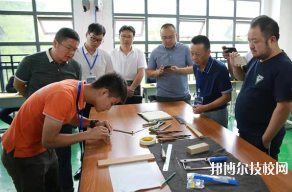 黔東南州工業(yè)學校2020年招生辦聯(lián)系電話