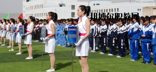 升學(xué)都是選拔性的考試，所以對同學(xué)們都有分?jǐn)?shù)要求是很正常的，而初中升學(xué)又分為高中和普通中職學(xué)校，而這兩個(gè)之間的錄取都是不一樣的，在分?jǐn)?shù)上面的要求區(qū)別比較大，那么，白銀工業(yè)學(xué)校招生錄取分?jǐn)?shù)線是多少呢?接下來就為同學(xué)們整理一下。  白銀工業(yè)學(xué)校錄取分?jǐn)?shù)線 白銀市普高錄取分?jǐn)?shù)線：460分  白銀工業(yè)學(xué)校拓展閱讀 學(xué)校擁有一支學(xué)歷層次高、專業(yè)水平強(qiáng)、敬業(yè)愛崗、專兼結(jié)合、充滿活力的高素質(zhì)教師隊(duì)伍，學(xué)校現(xiàn)有專兼結(jié)合的教師近200人。其中，研究生學(xué)歷11人，本科學(xué)歷89人，學(xué)歷合格率達(dá)92%以上;有高級職稱25人，中級職稱76人;基礎(chǔ)課教師48人，專業(yè)課教師67人，實(shí)習(xí)指導(dǎo)教師33人，雙師型教師占16人。教師的學(xué)歷、職稱結(jié)構(gòu)合理，完全能滿足學(xué)校的教學(xué)、實(shí)習(xí)實(shí)訓(xùn)需要。  學(xué)校擁有十一個(gè)專業(yè)實(shí)訓(xùn)室。即電子電工實(shí)訓(xùn)室、建筑材料實(shí)訓(xùn)室、機(jī)電一體化實(shí)訓(xùn)室、電焊實(shí)訓(xùn)室、電器維修實(shí)訓(xùn)室、電鋼琴實(shí)驗(yàn)實(shí)訓(xùn)室、金工實(shí)訓(xùn)室、模具數(shù)控實(shí)訓(xùn)室、CID制圖室、中高級電工考核室、銑工實(shí)訓(xùn)室。擁有四大實(shí)驗(yàn)室，即化工實(shí)驗(yàn)室、物理實(shí)驗(yàn)室、財(cái)會模擬實(shí)驗(yàn)室、語音實(shí)驗(yàn)室。擁有六個(gè)微機(jī)室，多媒體教室、電教室等現(xiàn)代化教學(xué)設(shè)施。并建成校園網(wǎng)及遠(yuǎn)程教育網(wǎng)。學(xué)校將于5月份開工興建的實(shí)訓(xùn)樓建成后，將進(jìn)一步改善實(shí)訓(xùn)條件。學(xué)校分南北兩個(gè)校區(qū)，占地面積500余畝，校舍建筑面積66000平方米。  上文，就是小編為同學(xué)們整理的關(guān)于白銀工業(yè)學(xué)校所在地的普高錄取分?jǐn)?shù)線，同學(xué)們可以通過這個(gè)分?jǐn)?shù)線來分析自己現(xiàn)在的一個(gè)成績，能夠上高中的話及盡量的上高中。