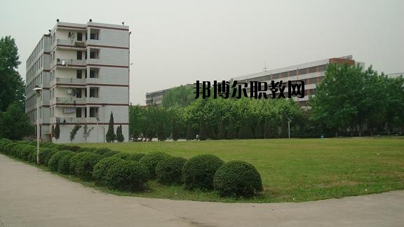 四川省工業(yè)貿(mào)易學(xué)校2020年報(bào)名條件、招生要求、招生對(duì)象