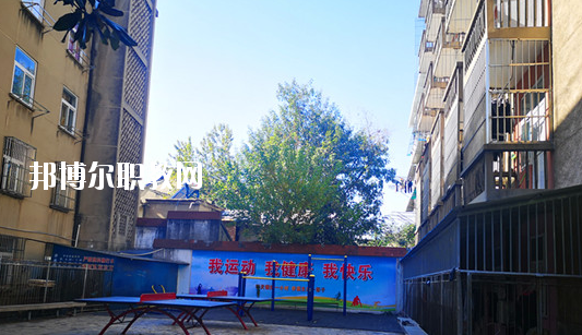 在對這所學校進行判斷以后，才會知道不同學校之間所公布的各方面情況都是不同的，而這些信息也是需要學生自己去進行判斷的，當然了其中有關于學校的住宿環境也是需要被學生所了解的，畢竟這是每個學生在學校的住宿情況。  蕪湖職業技術學院附屬中等職業學校住宿條件 學生宿舍實行四人間公寓化、封閉式管理，并配有校園公共浴室、住宿條件不錯，給學生提供了一個舒適、安全的學習和生活環境。  蕪湖職業技術學院附屬中等職業學校辦學條件 學校坐落在美麗的鏡湖公園和九蓮塘公園中間，是市中心唯一的一所公辦職業學校，交通便利，環境優美，生活方便。學校本著對教育教學質量和學生負責的態度，劃定最低錄取線。住校生宿舍條件優越，實行公寓化、封閉式管理。學校教學設備齊全，多媒體電教室、多功能活動廳、計算機組裝實驗室、數字化動漫實驗室、語言實驗室、實訓賓館、與學院聯網的校園網及學院擁有的實驗實訓室等，為學生提升動手能力、開拓視野創造了得天獨厚的條件。  蕪湖職業技術學院附屬中等職業學校師資力量 近幾年我校一批優秀教師、教壇新星脫穎而出，多人次獲國家、省、市一等獎項。我校現有正教授一名，省級特級教師一名(同類學校唯一)，高中級教師若干。學校聘請蕪湖職業技術學院專家教授組成教學督導組實施教學督導，對備課、上課等教學環節進行全程質量評估，以督導促教學、以督導促創新、以督導促規范，使學生學有所成。我校教學計劃和課程設置是由學院、附校、用人單位、專業領域專家四方參與研發。已形成：頂層設計、分層教學、工學結合、系統培養的獨特教學模式。嚴把教學標準和畢業生質量標準兩個關口。  以上所介紹的信息便是有關于蕪湖職業技術學院附屬中等職業學校的住宿情況，就可以知道其實這所學校對于學生的基本需求是可以滿足的，但是學生想要選擇其他方面的住宿情況話，就需要學生提前去對每所學校的住宿情況進行了解。