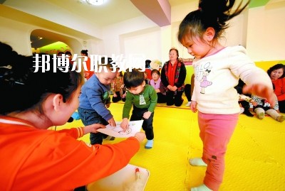 隨著二胎政策的放寬，我國新生兒的數量明顯增多，這也說明，在未來的很長一段時間里，幼師都是一個非常受歡迎的行業，而四川是座發展迅速，有深厚文化底蘊的城市，自然是受到很多同學喜愛，近日，就會問小編關于四川讀幼師學校好不好?那接下來，小編就給大家介紹一下四川幼師學校，如果你有更多疑問，歡迎點擊右側的咨詢欄與我們交流。  四川讀幼師的就業前景 就業容易，畢業學生不愁“嫁”盡管當前就業形勢嚴峻，各地大學生就業難度大，但許多城市的學前教育專業畢業生并未受影響，反而逆勢上漲，待遇也比往年有所提高。近年來，由于幼兒園發展的需要，很多單位幼兒教師奇缺，連男老師也變得搶手起來。學前、初教專業畢業生不愁“嫁”，甚至有很多幼教機構到學校預約、搶簽畢業生，幼教人才受歡迎程度可見一斑。  四川讀幼師的優勢 幼教項目的穩定性強，不受市場沖擊，打造終身產業。現階段，無論是從國家教育改革發展的全局出發，還是從目前有關民辦學前教育的法律法規政策等方面來看，民辦學前教育發展潛力都十分巨大。其次，成就子女未來。選擇了幼教工作，可以讓我們更懂得如何教育子女，對自己未來孩子接收良好的家庭教育有著十分重要的促進作用。女性投身幼教行業后，長期接受最先進的幼教理念和適合中國幼兒的各類課程，繼而在對自己子女的教育觀念和方法上也會更科學，為孩子今后的發展奠定更好的基礎。  德陽科貿職業學院幼師升學班學前教育專業介紹 本專業順應國家“幼有所育”學前教育決策和學前教育專業人才極度短缺的社會需求而設，是一個綜合性較強的專業，涵蓋0-6歲兒童的教育，作為人生起點教育的學前教育專業對人的一生的發展和教育起著重要的奠基作用。本專業緊密對接各級各類幼兒園和早期教育機構等實施合作辦學、合作育人，強化“四能”特長(彈唱、舞蹈、美術、游戲)、“五會”素養(保育、保健、教育、溝通、管理)，致力于培養新時代“有愛心、有耐心、有恒心、有責任心”的學前教育人才。  培養目標：本專業培養以立德樹人為己任，具有良好的職業道德、專業素養、協作精神、溝通能力和創新意識，擁有先進的幼兒教育理念，具有較扎實的學前教育的專業知識與專業技能，具備較強的幼兒保教能力，從事幼兒園教育教學、保育保健工作的高素質應用型人才。  核心課程：學前教育學、學前兒童心理學、幼兒游戲理論與實踐、幼兒行為觀察、幼兒園五大領域教育、學前衛生學、聲樂、鋼琴、舞蹈、美術、幼兒歌曲彈唱、幼兒舞蹈創編、幼兒園班級管理、幼兒手工、家庭教育等。  職業前景：習近平總書記在“黨的十九大”上指出：“增進民生福祉是發展的根本目的。必須多謀民生之利、多解民生之憂，在發展中補齊民生短板、促進社會公平正義，在幼有所育、學有所教上不斷取得新進展。”  2019年教育部《2018年全國教育事業發展統計公報》顯示，2018年全國共有幼兒園26.67萬所，比上年增加1.17萬所，增長4.60%; 在園幼兒4656.42萬人，比上年增加56.28萬人;學前教育毛入園率達到81.7%，比上年提高2.1%，且0-6歲兒童超過1億，幼兒園專任教師258.14萬人。按照國家對學前教育師幼比(1:5)的規定，幼兒園專任教師的缺口高達673萬多。學前教育專業人才就業前景非常廣闊。  就業崗位：幼兒園教師、幼兒保育員、幼兒保健教師、早期教育教師。  獲取資格證書：幼兒園教師資格證、普通話水平證書(二甲及以上)  專業實訓室：幼兒保育實訓室、幼兒衛生保健實訓室、仿真幼兒園、幼兒手工制作實訓室、幼兒美術實訓室、聲樂實訓室、形體舞蹈實訓室、鋼琴實訓室、游戲與感統實訓室、繪本實訓室、蒙臺梭利教育實訓室、奧爾夫音樂實訓室等。  專業實踐基地：廣漢市第三幼兒園、廣漢市雒城鎮第四幼兒園、廣漢市西外中心幼兒園、德陽市旌南幼兒園、德陽市黃河東路幼兒園、四川師范大學實驗幼兒園、四川師范大學附屬啟夏幼兒園、成都市武侯區福錦幼兒園、崇州市虹橋歡樂谷幼兒園、岳池知恩行幼兒園、西充縣青葵幼兒園等。  上面關于四川讀幼師學校好不好?小編介紹了，小編覺得不管是讀什么學校都是要從多方面來考慮的，要看行業的發展前景怎么樣，還要看這個專業到底適不適合自己，就好像幼師學校，一定要學好小孩子才可以去讀，因為這個專業將來出來不管做什么工作，都是要和小朋友待在一起的。如有更多問題，歡迎咨詢邦博爾網。