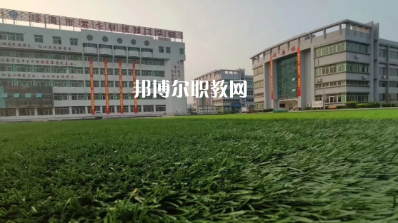 問：珠海索卡科技技工學(xué)校怎么樣、好不好?  答:珠海市索卡科技技工學(xué)校是經(jīng)珠海市人力資源和社會(huì)保障局批準(zhǔn)成立，廣東索卡集團(tuán)有限公司創(chuàng)辦的以培養(yǎng)中級(jí)技術(shù)人才為主的全日制中等技工學(xué)校。學(xué)校位于粵港澳大灣區(qū)的珠海市后花園高欄港經(jīng)濟(jì)區(qū)平沙鎮(zhèn)，是2020年珠海市西部地區(qū)僅有的一所中等職業(yè)學(xué)校。學(xué)校被列為廣東省足球協(xié)會(huì)(珠海)培訓(xùn)實(shí)驗(yàn)基地、珠海市新型技能人才培訓(xùn)基地，珠海市國(guó)防與公共安全體驗(yàn)基地。  珠海索卡科技技工學(xué)校就業(yè) 學(xué)校堅(jiān)持校企合作的辦學(xué)思路，采取訂單式的人才培養(yǎng)模式，與省市足協(xié)和部分省內(nèi)外高等院校、眾多優(yōu)質(zhì)企業(yè)建立了校企合作關(guān)系，學(xué)生就業(yè)率保持在100%。索卡集團(tuán)以“體育+旅游”產(chǎn)業(yè)開發(fā)為核心，多元化經(jīng)營(yíng)，業(yè)務(wù)覆蓋體育、游艇、教育、酒店、醫(yī)療、康復(fù)康養(yǎng)、產(chǎn)業(yè)科研、商業(yè)運(yùn)營(yíng)、資本投資等領(lǐng)域，2019年正在珠海市平沙鎮(zhèn)投資建設(shè)“索卡國(guó)際足球小鎮(zhèn)”項(xiàng)目，計(jì)劃總投資60億元人民幣。  珠海索卡科技技工學(xué)校 學(xué)校規(guī)劃占地面積205畝，現(xiàn)有建筑面積約3萬(wàn)平方米，環(huán)境優(yōu)美，交通便利，教學(xué)生活設(shè)施齊全，是一所獨(dú)具特色的技工學(xué)校。學(xué)校建有標(biāo)準(zhǔn)足球場(chǎng)、籃球場(chǎng)、排球場(chǎng)、羽毛球場(chǎng)、乒乓球場(chǎng)等活動(dòng)場(chǎng)所。有教學(xué)樓、實(shí)訓(xùn)樓、學(xué)生公寓樓、學(xué)術(shù)報(bào)告廳、學(xué)生社團(tuán)活動(dòng)中心等教育教學(xué)生活場(chǎng)所。  珠海索卡科技技工學(xué)校管理 學(xué)校管理科學(xué)規(guī)范，采取全封閉軍事化管理模式。學(xué)校有一支既能從事理論教學(xué)，又能指導(dǎo)實(shí)訓(xùn)的“雙師型”隊(duì)伍。學(xué)校堅(jiān)持“以就業(yè)為導(dǎo)向、以服務(wù)為宗旨、以質(zhì)量求生存、以管理樹形象、以特色謀發(fā)展，達(dá)到學(xué)生、家長(zhǎng)、用人單位滿意”的辦學(xué)理念，根據(jù)市場(chǎng)需求，對(duì)接企業(yè)建專業(yè)，對(duì)接崗位設(shè)課程，根據(jù)興趣選專業(yè)，與就業(yè)市場(chǎng)緊密對(duì)接。  我們的起點(diǎn)可能很低，但我們要有扭轉(zhuǎn)局面的能力，努力把自己的成績(jī)提升上去，很多的學(xué)校都是看重統(tǒng)招的分?jǐn)?shù)線的，只有把自己的學(xué)習(xí)提升上了了，你在考試中才能夠游刃有余，一次考試定乾坤，最后選擇有優(yōu)勢(shì)的學(xué)校。