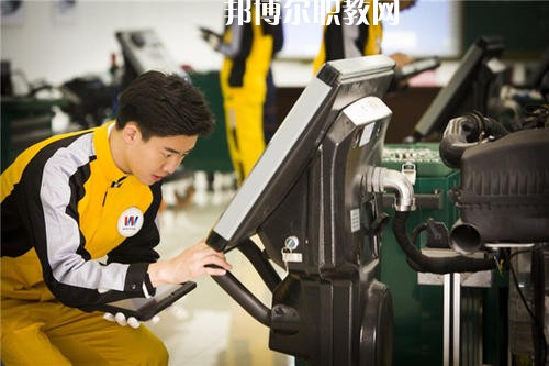 如今，汽修行業(yè)成為了當(dāng)下最熱門的行業(yè)，這已經(jīng)是一個不爭的事實了，很多汽修企業(yè)都需要經(jīng)驗豐富的優(yōu)秀人才，汽修人才缺口很大，這使很多學(xué)生都想報考汽修學(xué)校，近日就有同學(xué)咨詢小編關(guān)于成都設(shè)有汽修學(xué)校的公辦大專學(xué)校?成都有很多公辦大專學(xué)校都開設(shè)了汽修類相關(guān)專業(yè)，在這里小編就給大家簡單介紹一下。  成都紡織高等專科學(xué)校辦學(xué)性質(zhì)：公辦大學(xué)  成都紡織高等專科學(xué)校簡介 成都紡織高等專科學(xué)校是四川省政府舉辦的全日制普通高等學(xué)校，直屬四川省教育廳，是中國西南地區(qū)唯一獨立建制的紡織類高等學(xué)校，國家骨干高等職業(yè)院校建設(shè)單位、四川省首批示范性高等職業(yè)院校建設(shè)單位。  學(xué)校地處四川省成都市犀浦鎮(zhèn)，校園面積616畝，原成都市世界樂園已改建成為學(xué)校北苑校區(qū)。學(xué)校環(huán)境優(yōu)美，交通便利，設(shè)施優(yōu)良，成灌高鐵、成都地鐵2號線可達(dá)學(xué)校。  成都紡織高等專科學(xué)校歷史沿革 學(xué)校前身為創(chuàng)立于1939年的國立中央技藝專科學(xué)校，秉承“服務(wù)紡織、服務(wù)社會、服務(wù)學(xué)生、服務(wù)人民”的辦學(xué)理念和培養(yǎng)具有“工程師之素養(yǎng)、技工之身手”的育人傳統(tǒng)，艱苦奮斗，薪火相傳，形成了“敬業(yè)奉獻(xiàn)、民主和諧、自強(qiáng)不息、追求卓越”的學(xué)校精神、“德修于正、學(xué)究于行”的校訓(xùn)、“團(tuán)結(jié)、勤奮、求實、創(chuàng)新”的校風(fēng)、“范、勤、嚴(yán)、愛”的教風(fēng)、“好學(xué)、善問、勤思、篤行”的學(xué)風(fēng)。  改革開放以來，學(xué)校緊緊抓住我國經(jīng)濟(jì)社會和高等教育快速發(fā)展的歷史機(jī)遇，深化改革、銳意進(jìn)取、科學(xué)發(fā)展，辦學(xué)條件不斷改善，辦學(xué)水平顯著提高，為區(qū)域經(jīng)濟(jì)社會發(fā)展和我國紡織產(chǎn)業(yè)的發(fā)展做出了應(yīng)有貢獻(xiàn)。  成都紡織高等專科學(xué)校汽車檢測與維修技術(shù)專業(yè) 培養(yǎng)目標(biāo)：本專業(yè)培養(yǎng)適應(yīng)社會主義市場經(jīng)濟(jì)發(fā)展需要的、具有良好專業(yè)素質(zhì)和職業(yè)技能的從事汽車檢測、維修及相關(guān)工作的高素質(zhì)、高技能工程應(yīng)用型人才。  主要課程：工程制圖、機(jī)械基礎(chǔ)、液壓氣動技術(shù)、發(fā)動機(jī)與汽車?yán)碚摗㈦姽づc電子技術(shù)基礎(chǔ)、汽車發(fā)動機(jī)構(gòu)造與維修、汽車底盤構(gòu)造與維修、汽車故障診斷與維修、汽車電氣設(shè)備構(gòu)造與維修、汽車專項高級技能與訓(xùn)練。  專業(yè)師資：教授2人、副教授5人、講師10人、工程師3人、技師3人。  教學(xué)成果：參加四川省汽車維修與故障診斷技能大賽二等獎;發(fā)表科研論文12篇。  就業(yè)情況：畢業(yè)生主要面向汽車維修及其它汽車服務(wù)業(yè)從事汽車檢測、維修及相關(guān)技術(shù)服務(wù)工作。  就業(yè)率近5年保持在95%以上，畢業(yè)后半年平均收入3094元/月、專業(yè)相關(guān)度71%。  上面關(guān)于成都設(shè)有汽修學(xué)校的公辦大專學(xué)校，小編簡單的介紹了，公辦學(xué)校的優(yōu)勢在于，在收費和政府支持上有一定的優(yōu)勢，無論你上的是公辦學(xué)校還是民辦學(xué)校，同學(xué)們都要記住，重要的不是你上的是什么學(xué)校，而是你真正能在學(xué)校學(xué)到些什么東西，這才是最重要的事情。