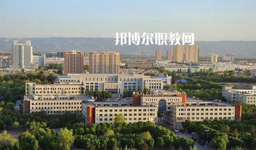 新疆石河子衛(wèi)生學(xué)校2021年有哪些專業(yè)?我們知道同學(xué)們在選擇專業(yè)的時候?qū)嶋H上專業(yè)比學(xué)校更重要，對于同學(xué)們來說在選擇專業(yè)的時候是需要慎重的。  新疆石河子衛(wèi)生學(xué)校專業(yè)設(shè)置 學(xué)校設(shè)有：護(hù)理學(xué)、藥劑學(xué)、檢驗學(xué)三大專業(yè)。其中護(hù)理學(xué)：有中專和大專兩種，大專為石河子大學(xué)在該校委培專業(yè)，頒發(fā)石河子大學(xué)的畢業(yè)證書。  新疆石河子衛(wèi)生學(xué)校學(xué)校優(yōu)勢 學(xué)校地址位于石河子市中心位置，旁邊為石河子市人民醫(yī)院(農(nóng)八師石河子市人民醫(yī)院)也是石河子的120急救中心。步行至石河子市游憩廣場只需要10分鐘，學(xué)校地理位置屬于石河子市市中心。交通發(fā)達(dá)。  學(xué)習(xí)優(yōu)勢：每門課程都有專業(yè)的老師帶教，在每個假期，都將組織學(xué)生參與臨床見習(xí)，增加學(xué)生的臨床經(jīng)驗。  其他優(yōu)勢：每一位在校生，都可以申請國家貧困助學(xué)金，國家撥款，每人每年1500元，均發(fā)至學(xué)生手上，解決了學(xué)生的基本溫飽問題，為貧困學(xué)生創(chuàng)造了學(xué)習(xí)條件。  另：南疆三地州學(xué)生、農(nóng)村籍學(xué)生、貧困生(非城市、城鎮(zhèn)戶口)可以申請減免學(xué)費，每人每年減免2000元，即只需繳納400元，即可上學(xué)，完成貧困學(xué)生學(xué)習(xí)的心愿。學(xué)生可以使用半價火車票往返，每年4次。  新疆石河子衛(wèi)生學(xué)校學(xué)校榮譽 學(xué)校以治校嚴(yán)謹(jǐn)，講求質(zhì)量，辦學(xué)成績斐然而著稱。多年來被石河子市評為“精神文明先進(jìn)單位”、“民族團(tuán)結(jié)先進(jìn)單位”、“衛(wèi)生綠化先進(jìn)單位”、“綜合治理先進(jìn)單位”、“招生先進(jìn)集體”，“德育教育先進(jìn)學(xué)校”。 2000年通過兵團(tuán)《中等醫(yī)學(xué)主要專業(yè)設(shè)置》評估;2003年通過兵團(tuán)《中等職業(yè)學(xué)校合格評估》;2002年被國家教育部首批確定為“全國護(hù)理專業(yè)示范點學(xué)校”;2003年教育部評估為“全國重點中等職業(yè)學(xué)校”;2004年教育部確定為全國“護(hù)理專業(yè)領(lǐng)域技能型人才培養(yǎng)培訓(xùn)基地”，同時，被國家教育部列為“全國衛(wèi)生職業(yè)教學(xué)模式研究課題組學(xué)校”、“面向二十一世紀(jì)全國衛(wèi)生職業(yè)學(xué)校系列教改教材編輯委員會”學(xué)校. 2005年4月，參加“全國護(hù)理教學(xué)改革成果展示賽”榮獲團(tuán)體“二等獎”和“組織獎”。2005年12月被教育教育部評為“全國護(hù)理教學(xué)改革先進(jìn)學(xué)校”。  小編為同學(xué)們整理好了學(xué)校的招生專業(yè)，同學(xué)們可以仔細(xì)的看看，對于同學(xué)們自己來說選擇一個適合自己的專業(yè)是非常重要的事情的哦，這樣才能保證后期的就業(yè)的哦。