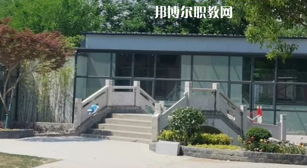 泰州市姜堰區(qū)江淮職業(yè)高級(jí)中學(xué)地址在哪里，哪個(gè)地區(qū)，哪個(gè)城市?