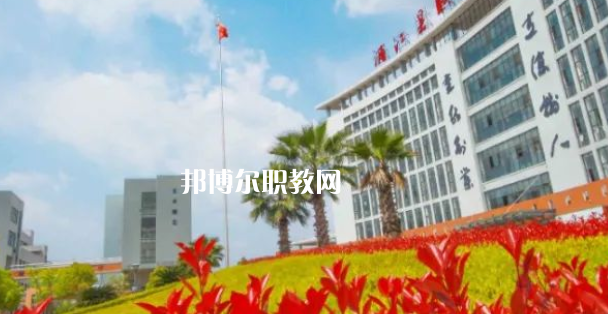 浦江縣職業(yè)技術(shù)學(xué)校招生計(jì)劃人數(shù)根據(jù)專業(yè)不同，計(jì)劃也是不同的，例如：幼兒保育招生40人，學(xué)前教育招生57人，普職融通招生150人，工藝美術(shù)招生150人，淘寶美工招生40人，等等，邦博爾小編為大家整理了浦江縣職業(yè)技術(shù)學(xué)校招生計(jì)劃人數(shù)詳細(xì)內(nèi)容，信息僅供參考，如有變動(dòng)，以學(xué)校官方最新消息為準(zhǔn)。  一、浦江縣職業(yè)技術(shù)學(xué)校招生計(jì)劃一覽表 二、浦江縣職業(yè)技術(shù)學(xué)校招生情況 1、浦江縣職業(yè)技術(shù)學(xué)校招生條件、要求  遵紀(jì)守法、熱愛勞動(dòng)、文明禮貌、樸實(shí)誠(chéng)信;  無(wú)疾病、無(wú)傳染病、無(wú)慢性病史、無(wú)犯罪史、無(wú)嚴(yán)重違紀(jì)史;  身體健康，學(xué)生品行端正。  2、浦江縣職業(yè)技術(shù)學(xué)校招生對(duì)象  招收應(yīng)屆、歷屆初中畢業(yè)及以上文化程度的學(xué)生  三、浦江縣職業(yè)技術(shù)學(xué)校簡(jiǎn)介 學(xué)校有全國(guó)職教名師、省特級(jí)教師、大師名家、省市教壇新秀、省技術(shù)能手、市學(xué)科帶頭人40多人。智慧校園管理系統(tǒng)、體育館、圖書館、電子閱覽室、校內(nèi)外實(shí)訓(xùn)基地等，教學(xué)設(shè)施一應(yīng)俱全。  學(xué)校設(shè)有浦江縣職業(yè)技能培訓(xùn)中心和職業(yè)技能鑒定中心。  四、浦江縣職業(yè)技術(shù)學(xué)校口碑 校友評(píng)價(jià)：浦江縣職業(yè)技術(shù)學(xué)校辦學(xué)特色鮮明，教學(xué)設(shè)施一應(yīng)俱全，為本地經(jīng)濟(jì)建設(shè)和社會(huì)發(fā)展培養(yǎng)高技能人才。  校友評(píng)價(jià)：浦江縣職業(yè)技術(shù)學(xué)校教學(xué)設(shè)備比較齊全，老師工作認(rèn)真，領(lǐng)導(dǎo)班子心齊。