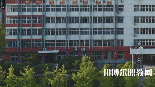 開灤技師學院招生計劃?每年學校在招生季節都會公布自己的招生計劃，那么學生們在對學校所進行選擇的時候，是可以具體看看一所學校的招生計劃，然后再看看學校所公布的招生要求是否是自己可以滿足的，從而決定對學校的報讀。  一、開灤技師學院招生計劃一覽表 二、開灤技師學院招生情況 1、開灤技師學院招生條件、要求  身高:1.55米以上。  體重:不低于50公斤，高限不超過標準體重的50%。  視力:裸眼視力左右均在4.7(含47)以上，砂眼左右無第二期三個“十”者，無色弱、色盲者。  耳病:無化膿性中耳炎者。  聽力:左右兩側均大于80%(包括80%分貝)。  鼻病:無萎縮性鼻炎及較重肥大性鼻炎者。  血壓:90mmHg<收縮壓<140mmHg、60mmHg<舒張壓<90mmHg  心臟:二級收縮期雜音以下和心率在90次/分以下者。  肺臟:無慢性支氣管炎 支氣管哮喘、肺結核、結核性胸膜炎等呼吸系統慢性病。  腹部無任何腫物和肝、脾不腫大者(肝大一公分以內功能正常者除外)。  對紋身者,面部、頸部紋身直徑不超過2cm，著短裝身體其他裸露部位直徑不超過3cm。面部、頸部紋身直徑超過2cm或其他部位超過3cm的，不合格;如本人能夠積極處理，可視為合格。  輔助檢查、胸透、化驗正常者。  其他:無殘疾、無駝背、無畸形、無較重之扁平足或拇指外翻 無腿部或精索靜脈曲張者,無難治或面積較大之皮膚疾病,無痔或漏者，無疝氣者，無多發性淋巴腺腫大者，無較重慢性病者，無不適合招錄崗位所要求的身體條件者。  2、開灤技師學院招生對象  中考生和往屆生，  三、開灤技師學院簡介 學校服務河北省能源、裝備制造等傳統產業升級，服務京津冀產業智慧化水平提升的發展需求，瞄準河北省新興產業、現代服務業創新發展戰略，對接能源(煤炭)，裝備制造、現代服務業等產業設置專業，開設電氣自動化設備安裝與維修、煤礦技術、電子商務、計算機網絡技術等專業16個。  2020年突出發展現代服務業的要求，增設《幼兒教育》專業。經過幾年發展，逐步形成“裝備制造業與現代服務業共同主導、傳統產業與新興產業雙輪驅動的發展格局”相適應的專業布局。  四、開灤技師學院口碑 校友評價：開灤技師學院地理位置優越，交通十分方便。  校友評價：開灤技師學院畢業生就業前景光明。