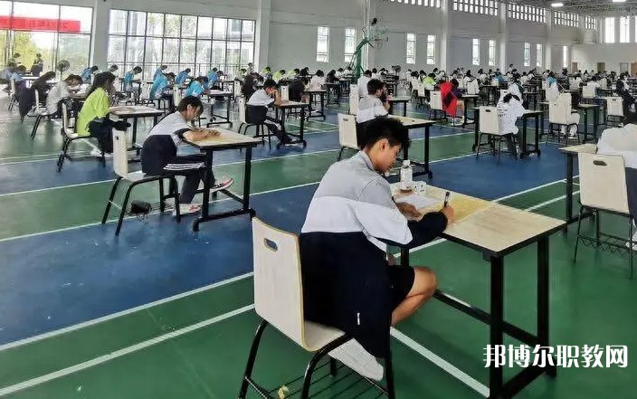 自貢2025年女生學什么鐵路學校好