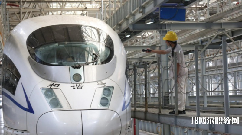 自貢2025年鐵路學(xué)校和幼師哪個好