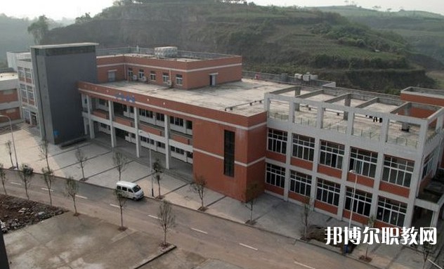 自貢2025年鐵路學(xué)校中專升大?？际裁? width=