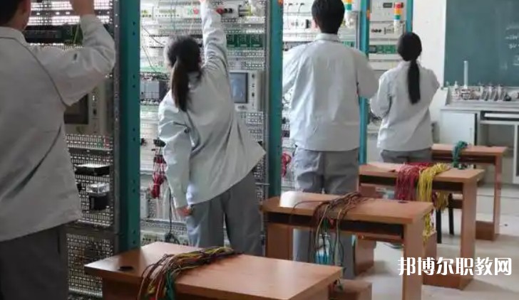 四川2025年男生讀電工學校學什么專業好
